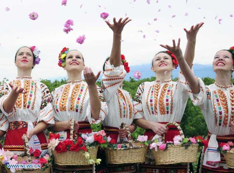 MODA Y VANIDAD TRAJES TIPICOS DEL MUNDO-BULGARIA