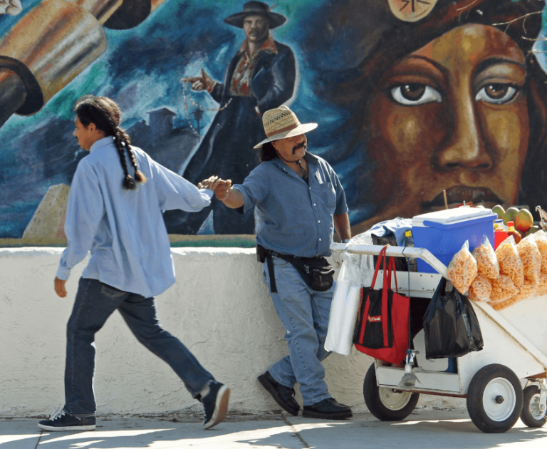 California prohíbe arrestar a vendedores ambulantes