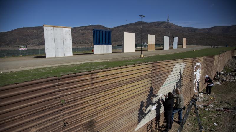 Los Ángeles obliga a que contratistas declaren si colaboran con el muro