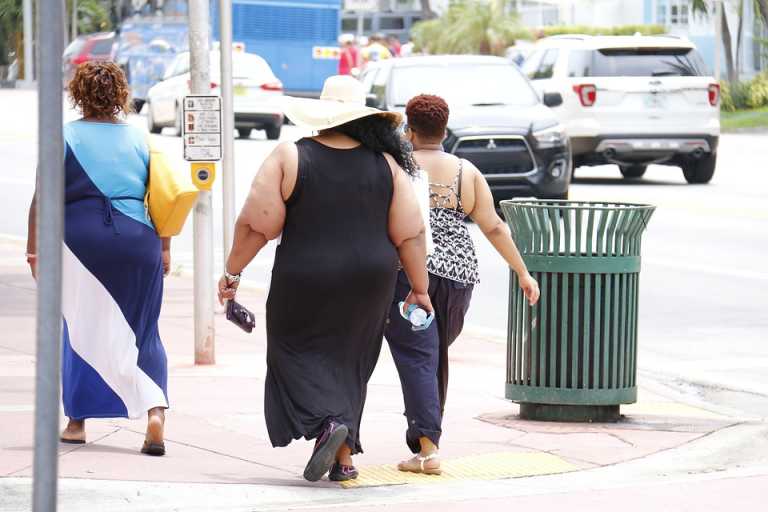 Estadounidense promedio al borde de la obesidad, indican datos