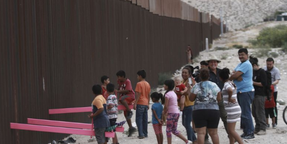 Instalan un columpio en el muro fronterizo entre EEUU y México para que los niños jueguen juntos