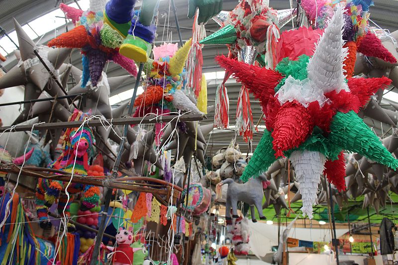 Vendedores de piñatas luchan por mantener tradición de las posadas en México
