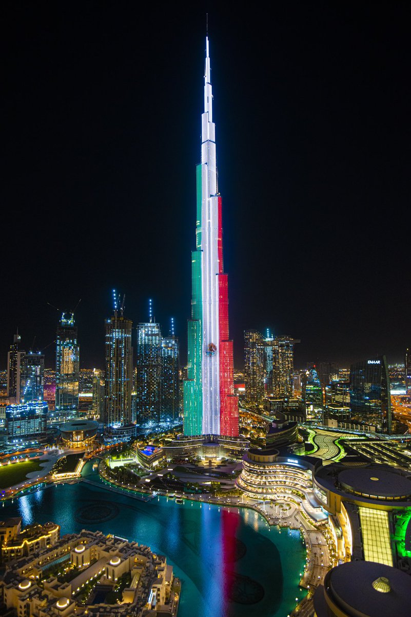Ilumina Dubai el rascacielos más alto del mundo con la bandera mexicana