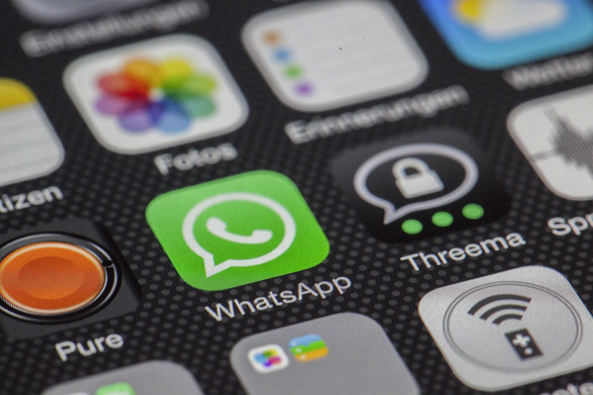 Las polémicas nuevas condiciones de WhatsApp que obligan a sus usuarios a compartir datos con Facebook