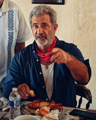 Mel_Gibson_comiendo