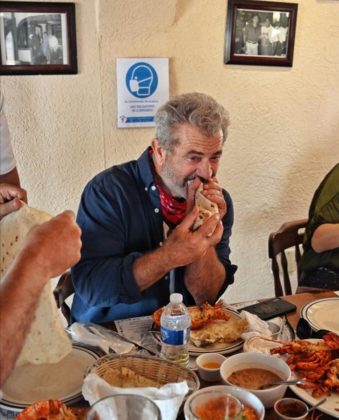 Mel_Gibson_comiendo_tacos