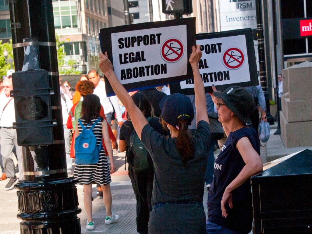 La Corte Suprema de Estados Unidos dio marcha atrás en un fallo histórico que protegía el derecho al aborto