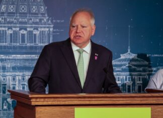 Kamala Harris elige al gobernador de Minnesota, Tim Walz, como su compañero de fórmula Tim Walz